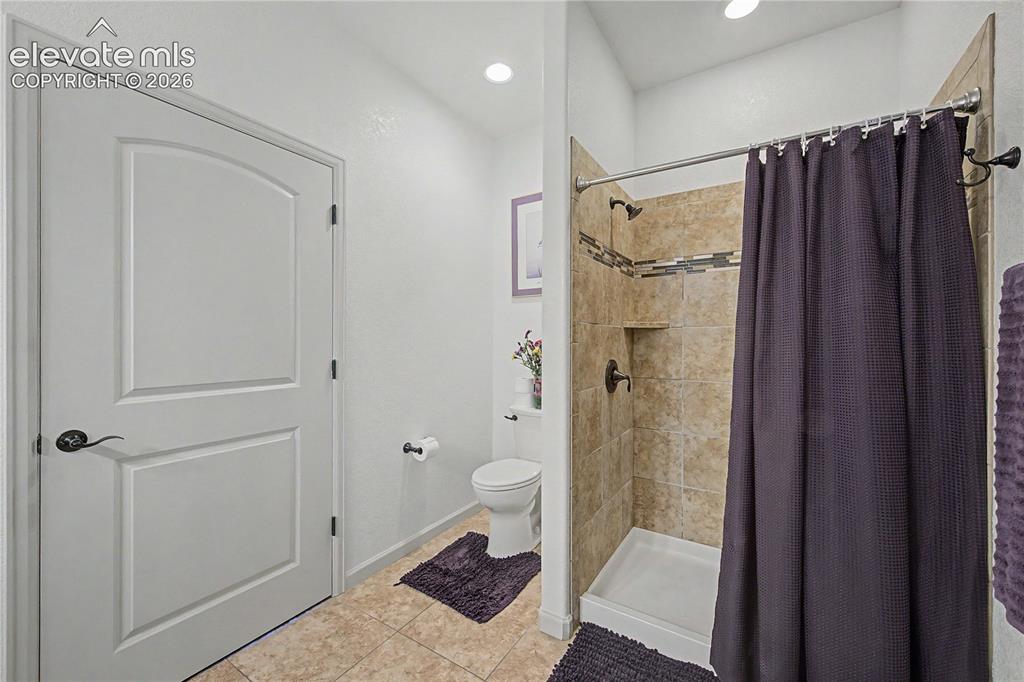 Image 30 of 42: Bathroom