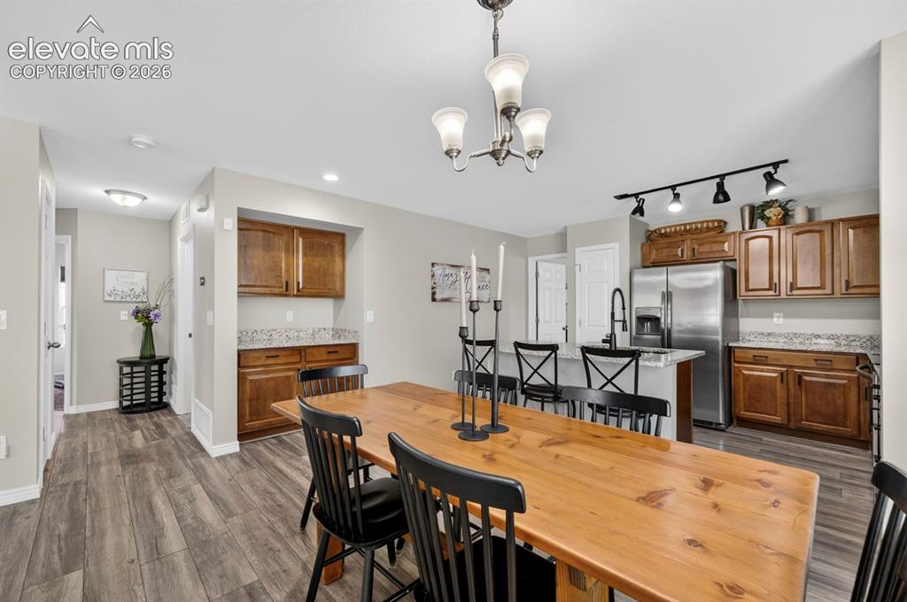 Image 14 of 37: Dining Area