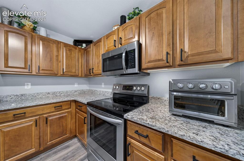 Image 21 of 37: Kitchen