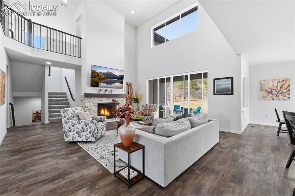 Image 10 of 50: Living Room