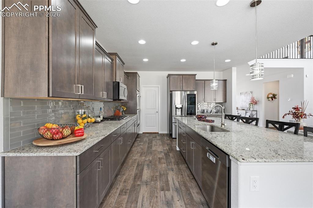 Image 14 of 50: Kitchen