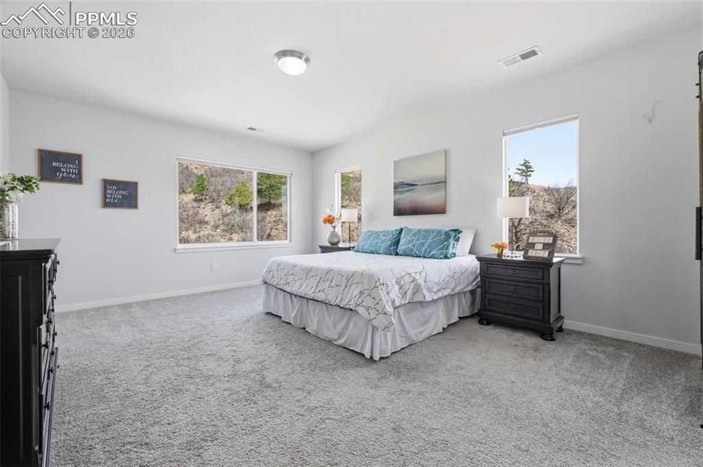 Image 19 of 50: Bedroom