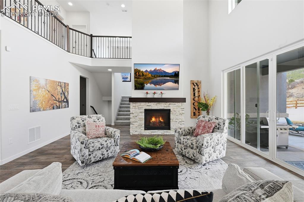 Image 2 of 50: Living Room