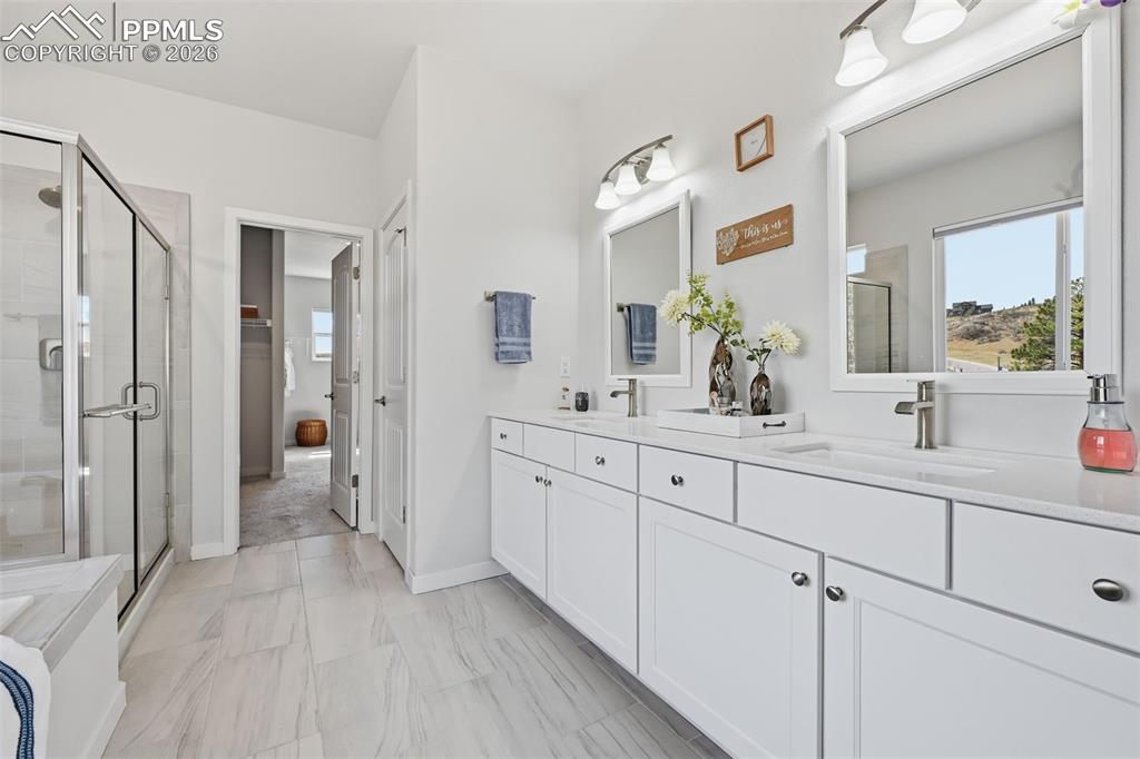 Image 21 of 50: Bathroom