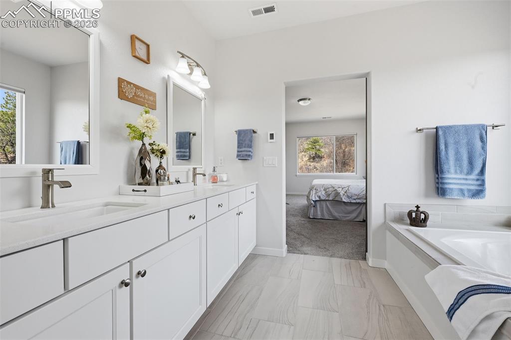 Image 22 of 50: Bathroom