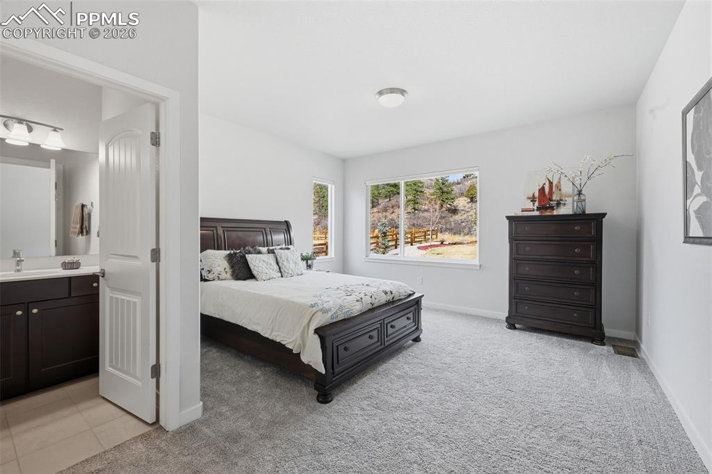 Image 23 of 50: Bedroom