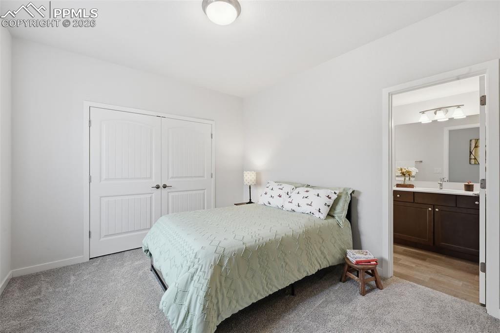 Image 26 of 50: Bedroom