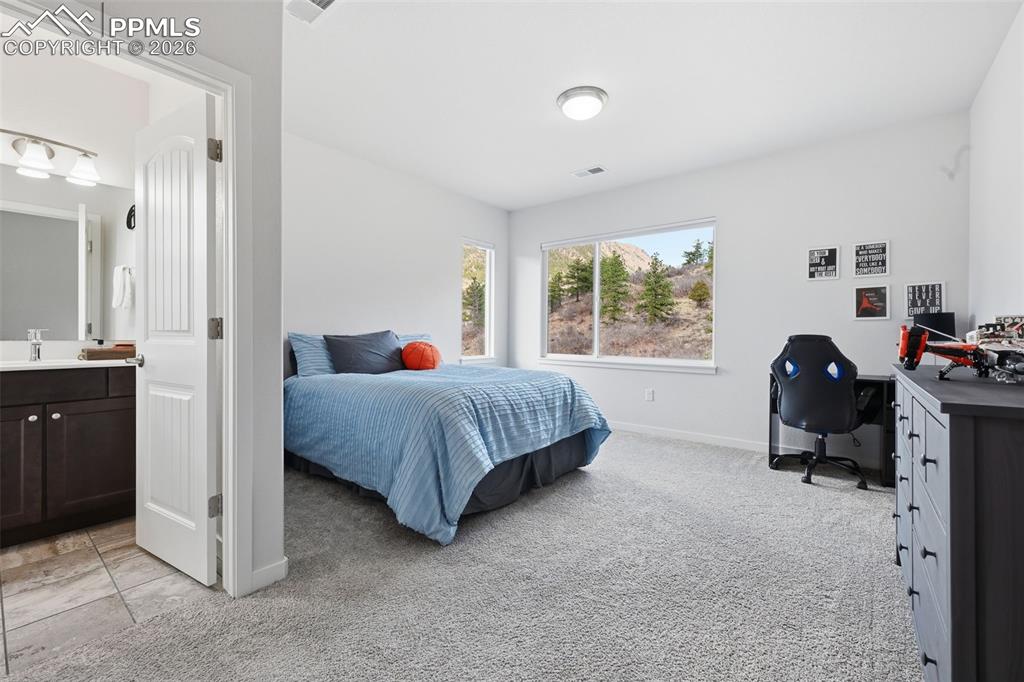 Image 27 of 50: Bedroom