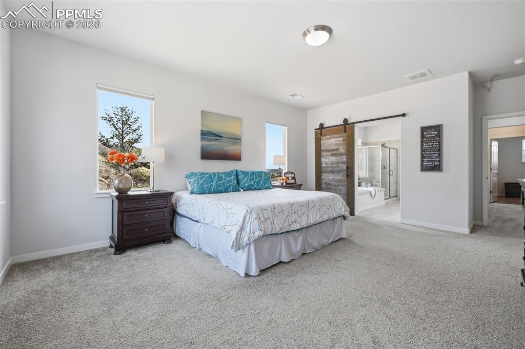 Image 4 of 50: Bedroom