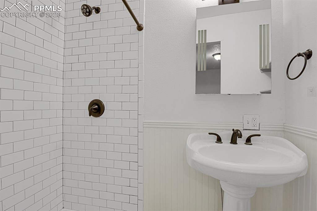 Image 17 of 29: Bathroom