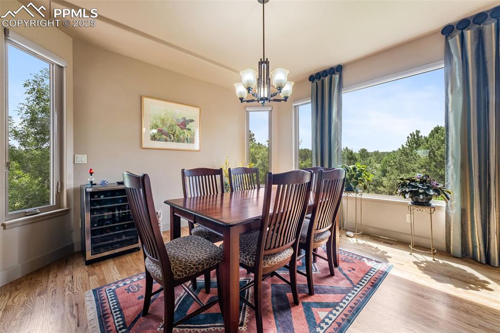 Image 10 of 50: Dining Area