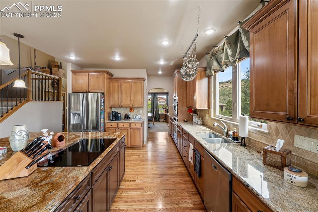 Image 11 of 50: Kitchen