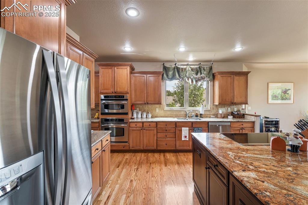 Image 13 of 50: Kitchen
