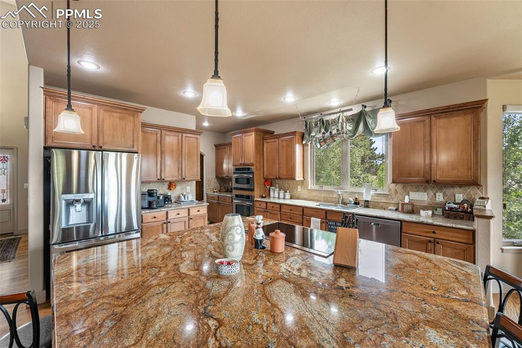Image 14 of 50: Kitchen