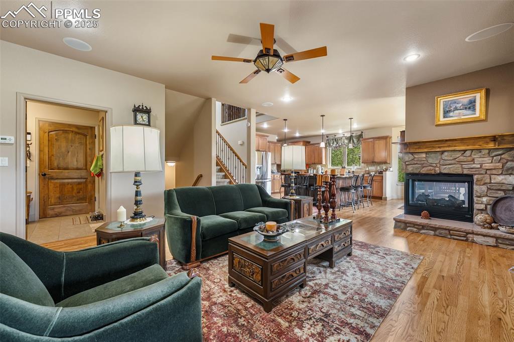Image 16 of 50: Living Room