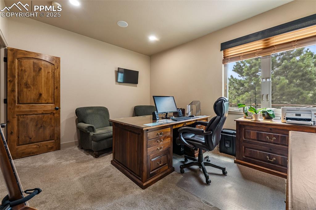 Image 19 of 50: Office
