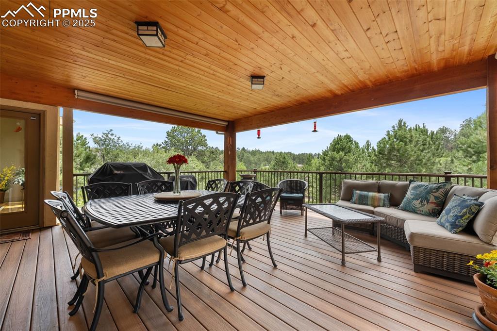 Image 5 of 50: Unbelievable back deck