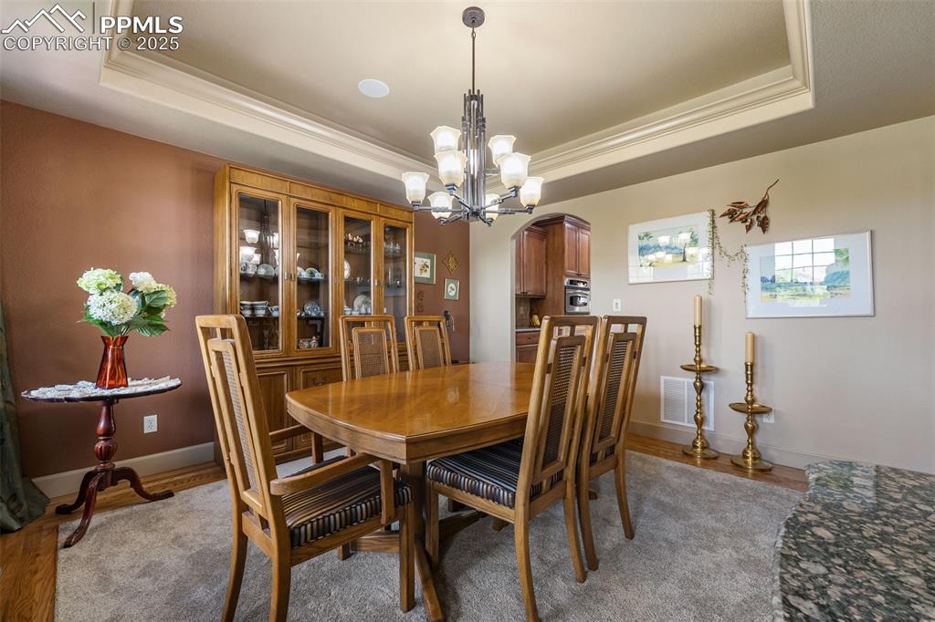 Image 7 of 50: Dining Area