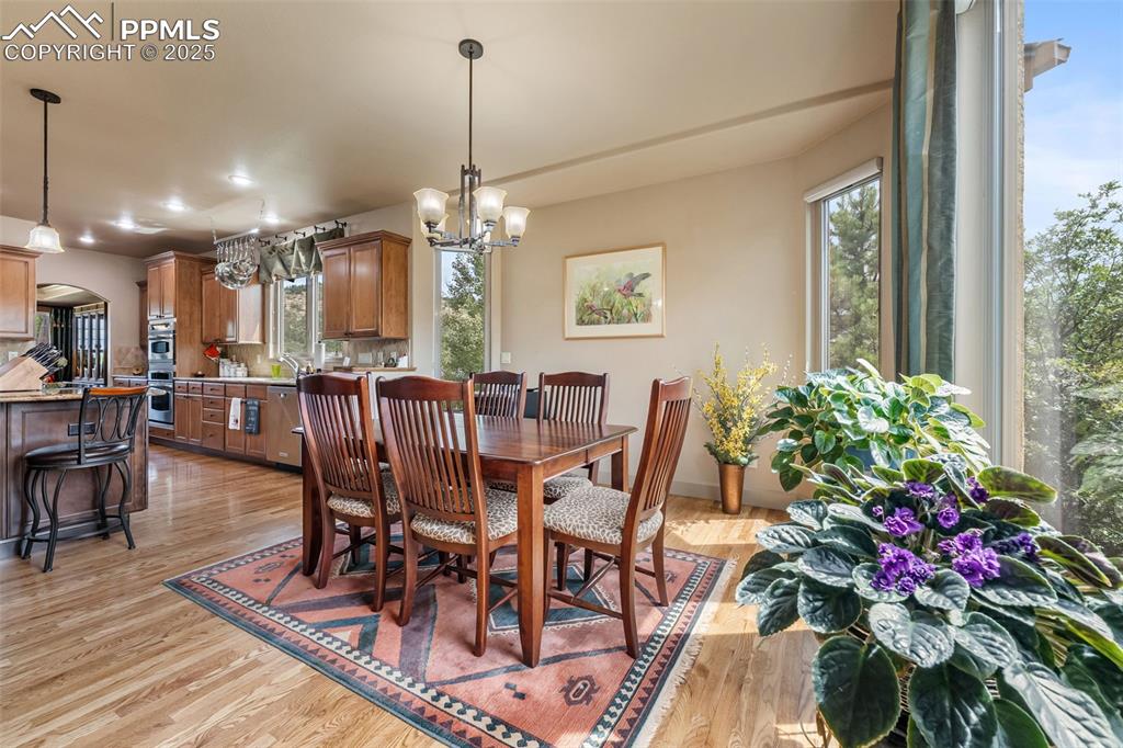 Image 9 of 50: Dining Area