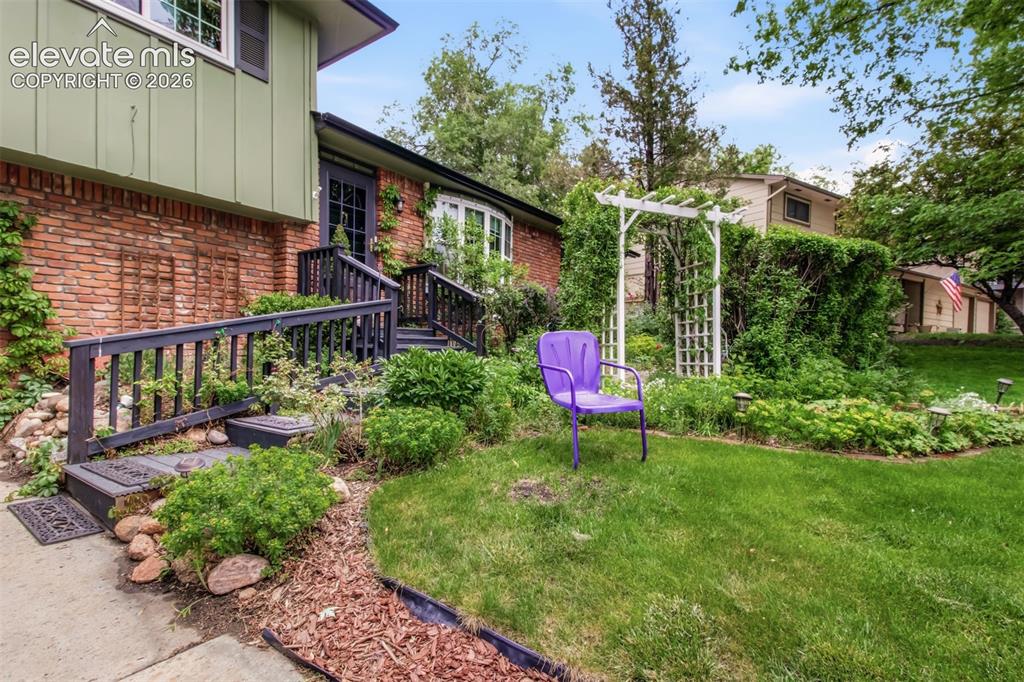 Image 42 of 48: Yard