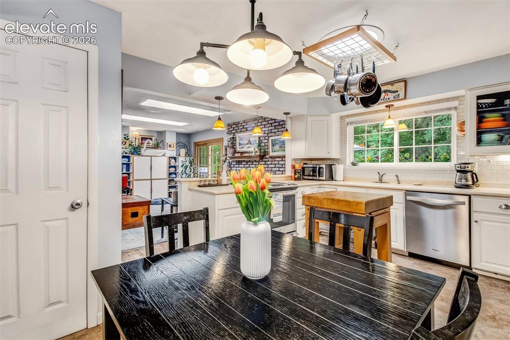 Image 9 of 48: Kitchen