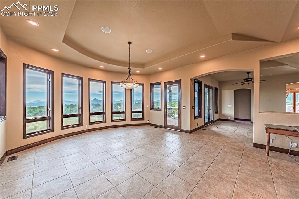Image 10 of 46: Dining Area