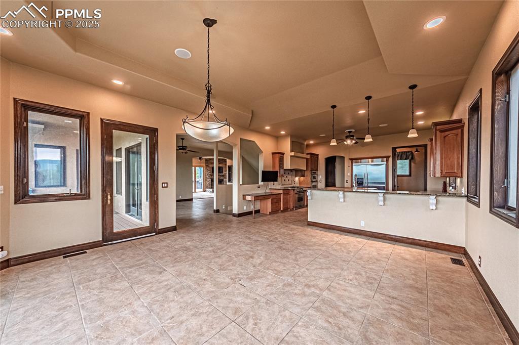 Image 11 of 46: Dining Area