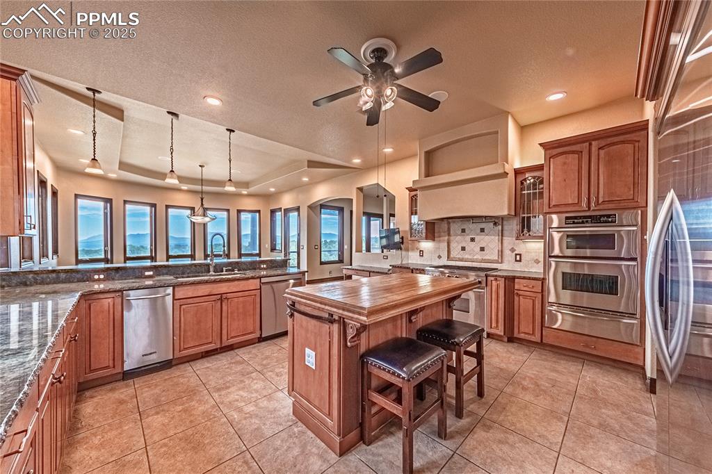 Image 13 of 46: Kitchen