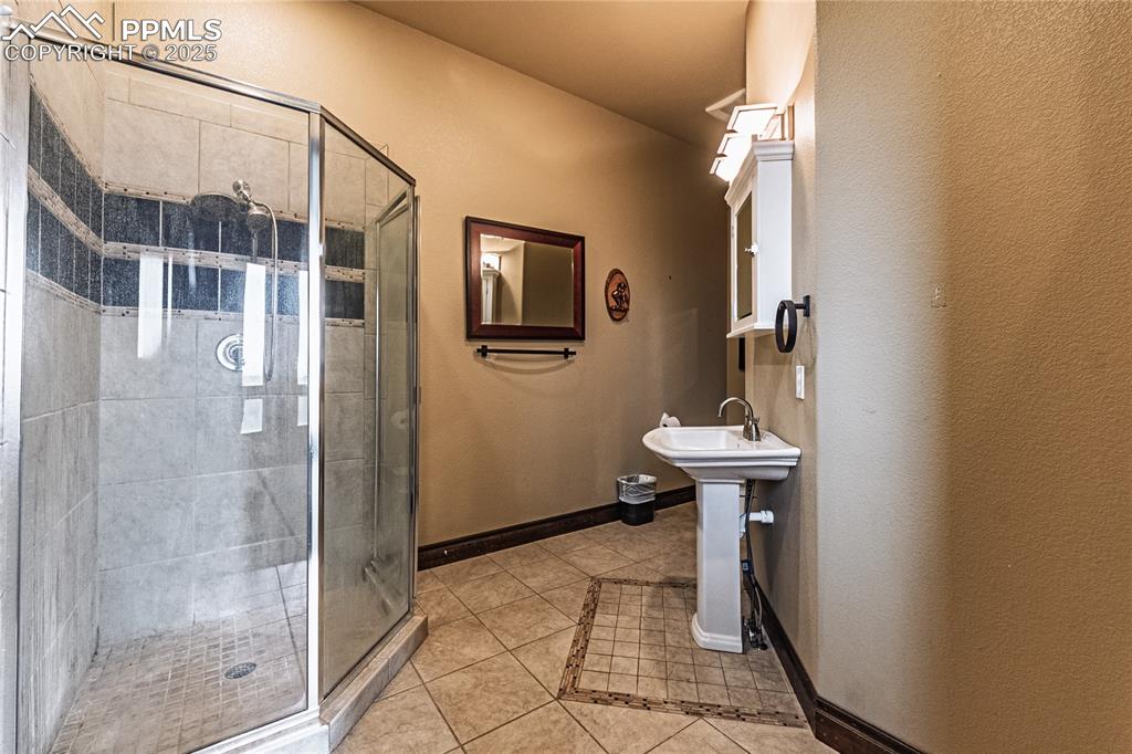 Image 18 of 46: Bathroom