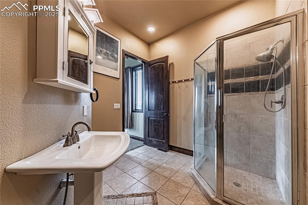 Image 19 of 46: Bathroom