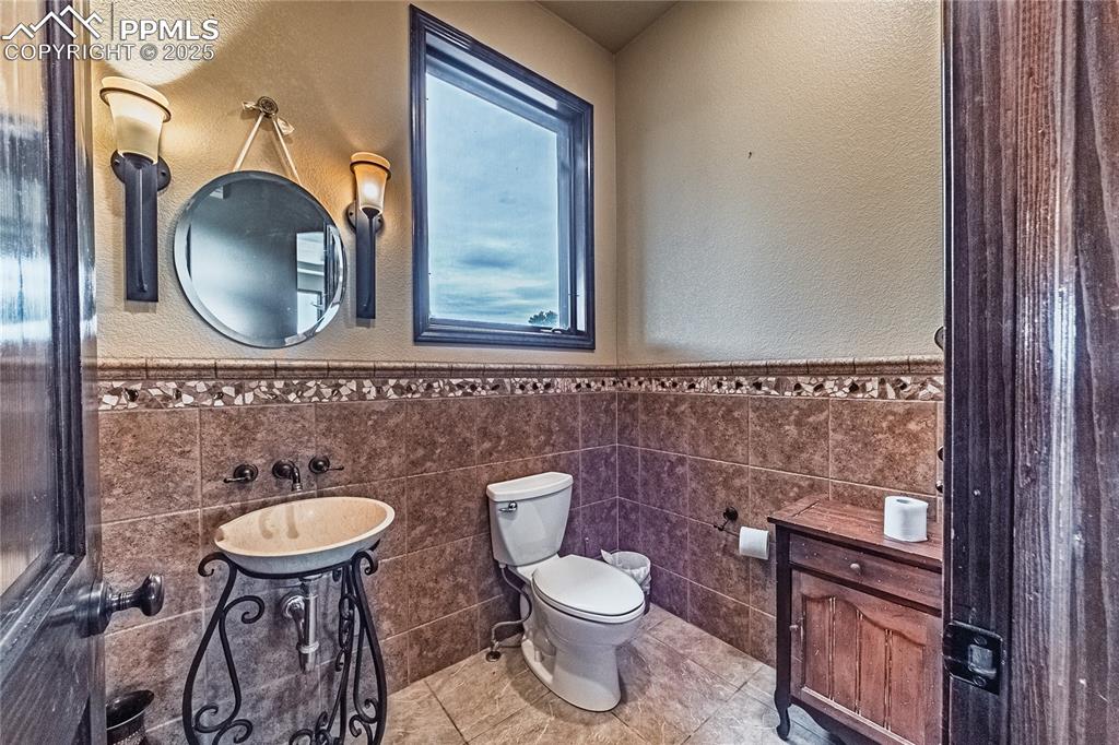 Image 25 of 46: Bathroom