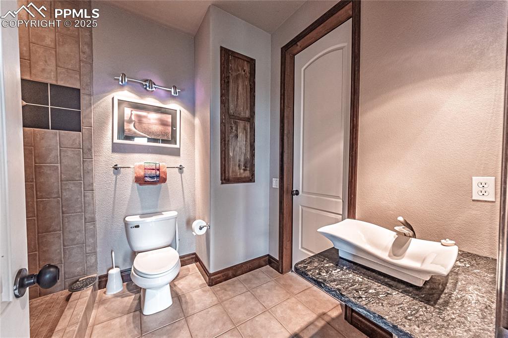 Image 31 of 46: Bathroom