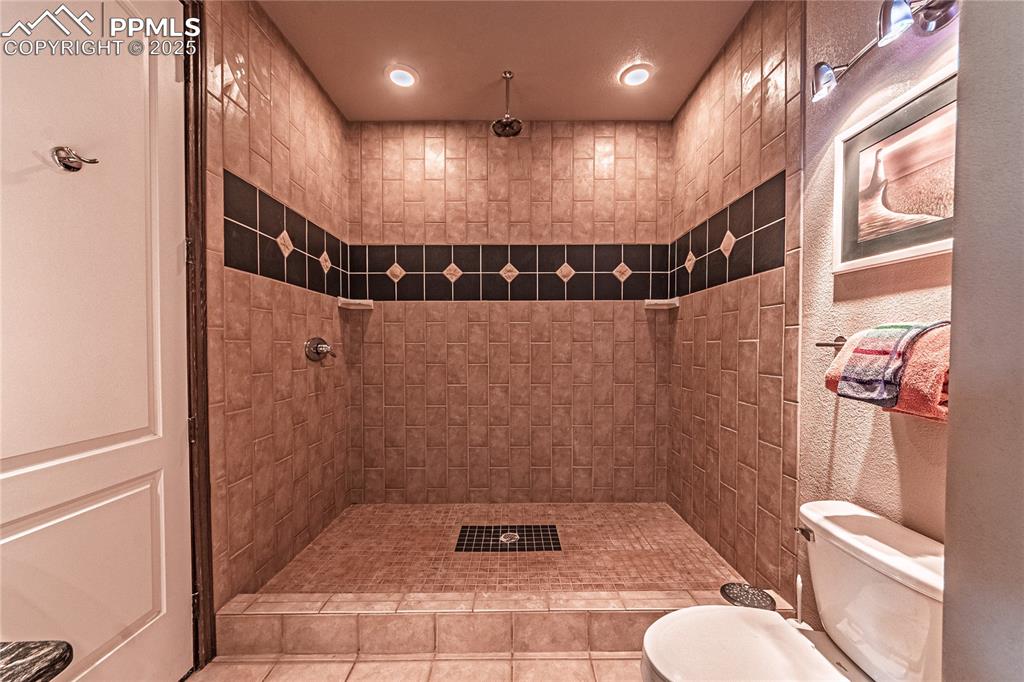 Image 32 of 46: Bathroom