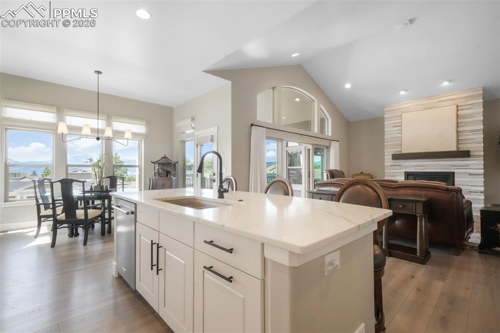 Image 13 of 50: Kitchen