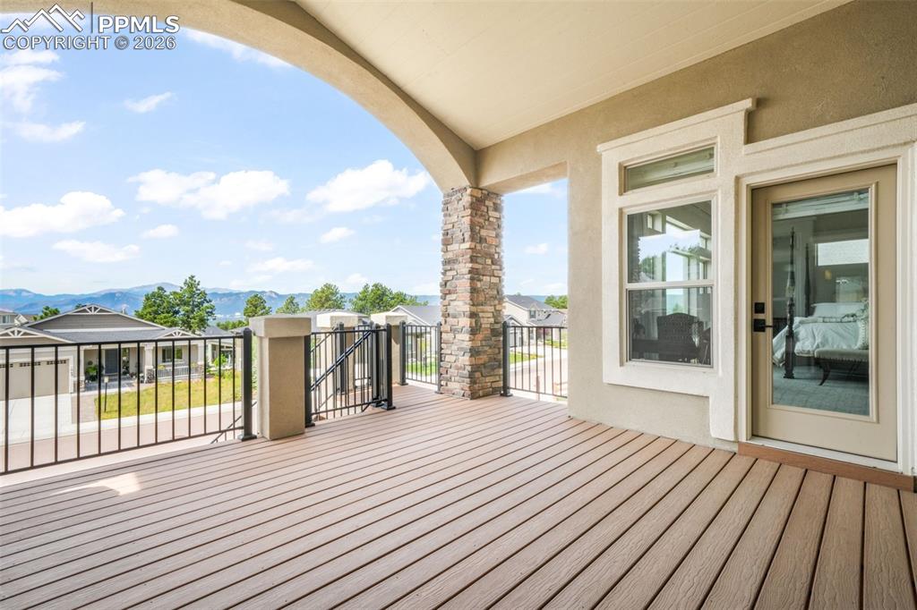 Image 17 of 50: Deck