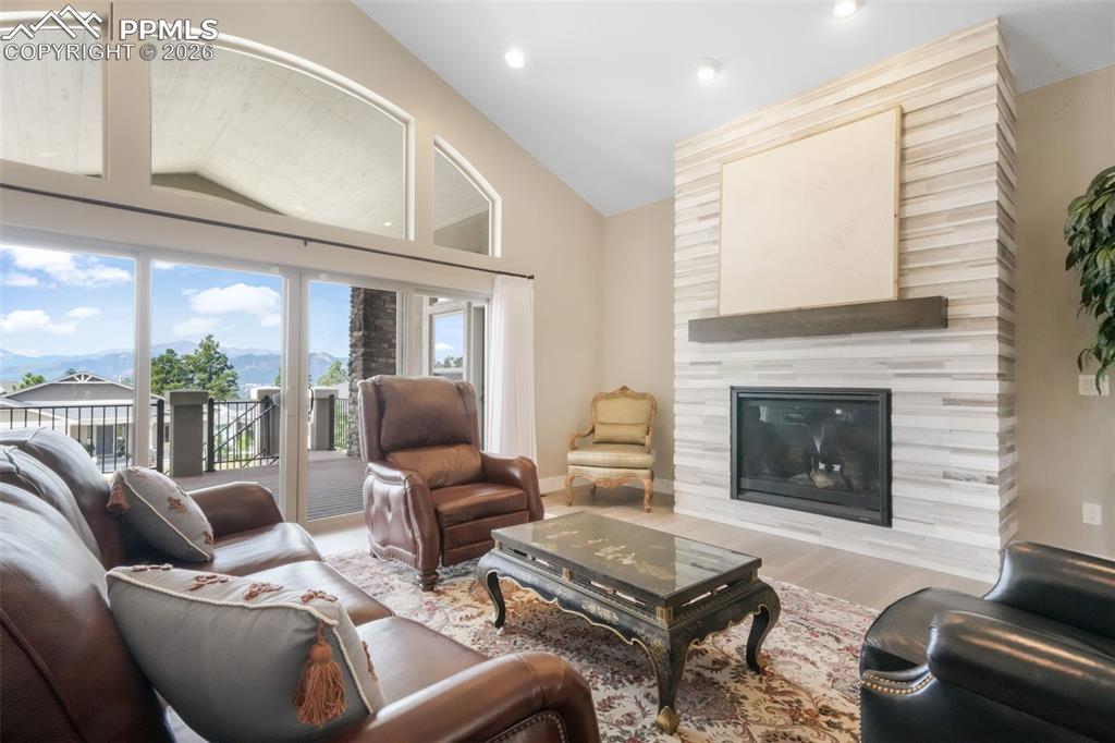 Image 5 of 50: Living Room