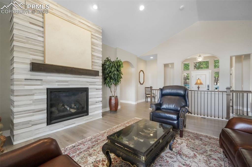 Image 7 of 50: Living Room