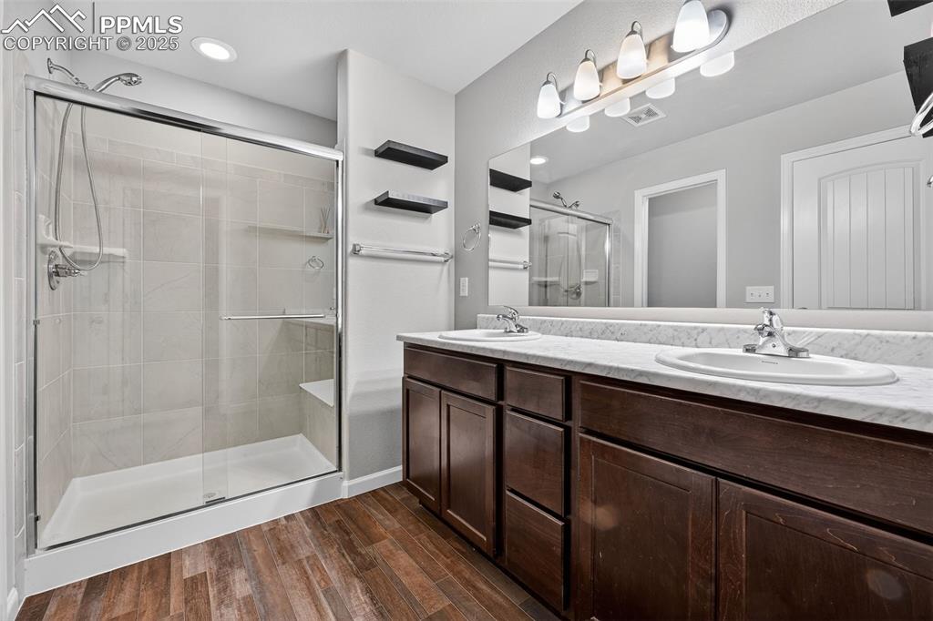 Image 21 of 38: Bathroom