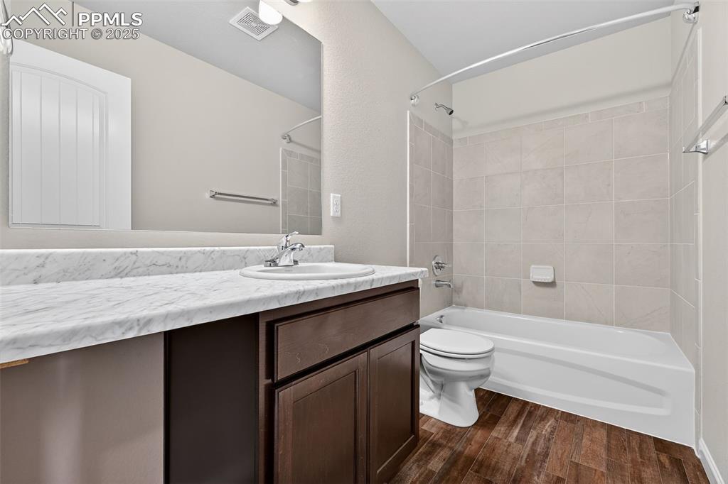 Image 23 of 38: Bathroom