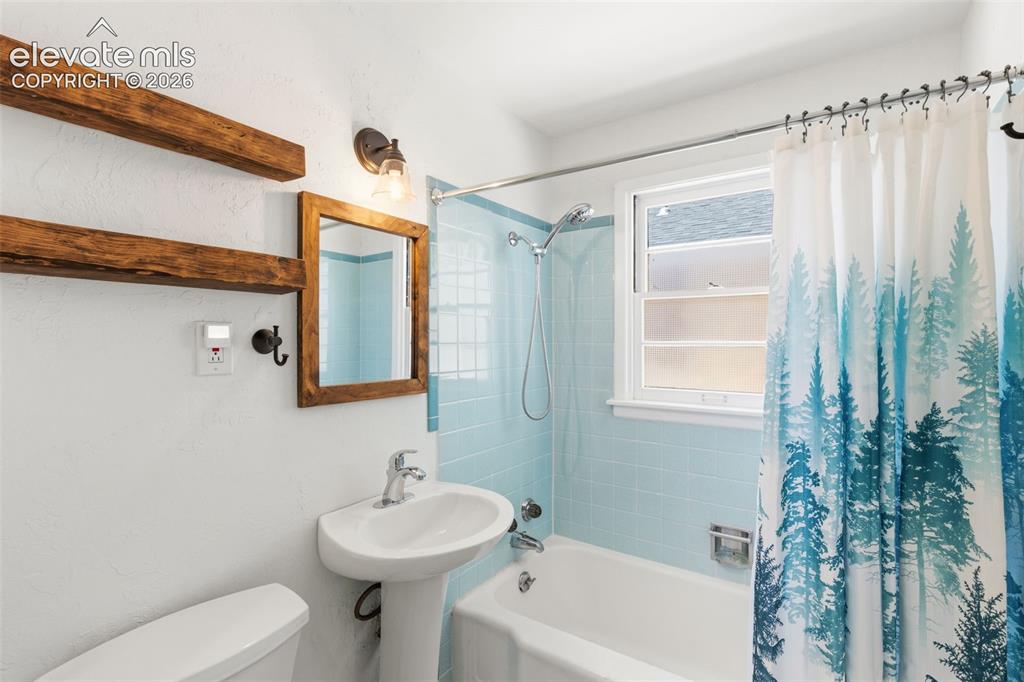 Image 16 of 26: Bathroom