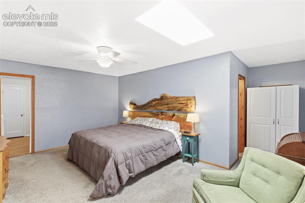 Image 19 of 26: Bedroom