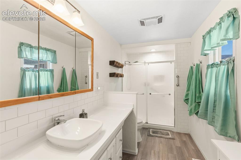 Image 20 of 26: Bathroom