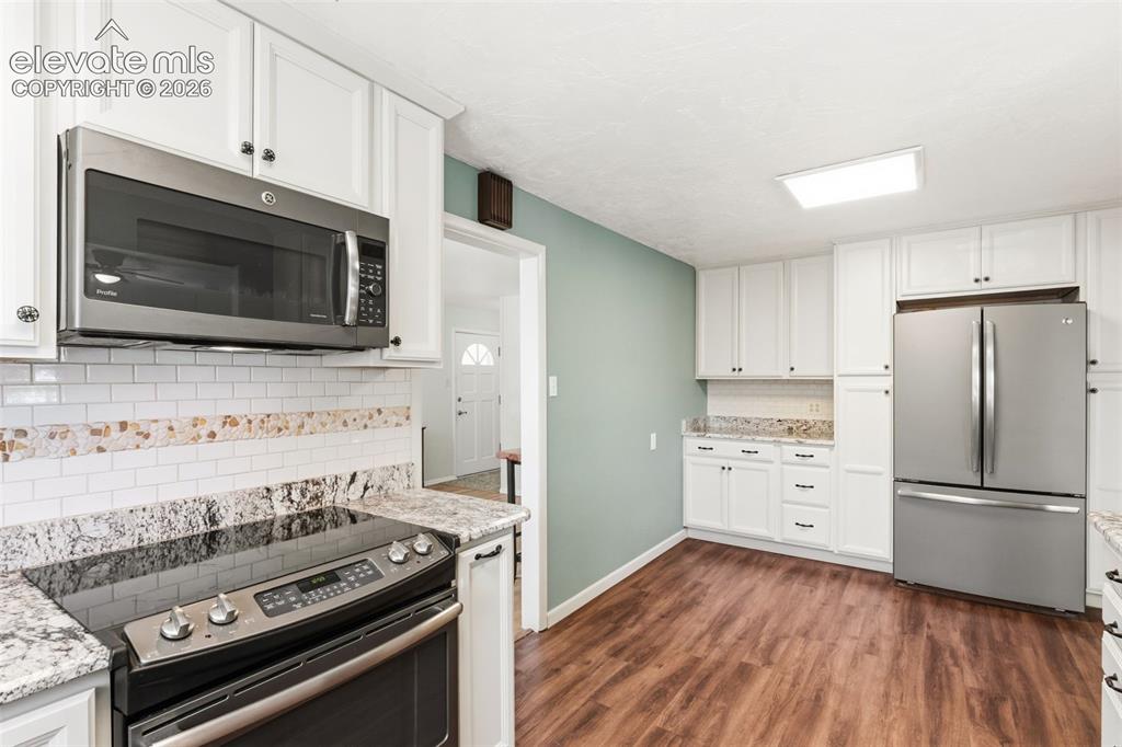 Image 7 of 26: Kitchen