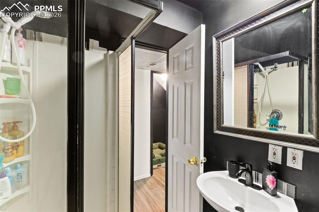 Image 15 of 19: Bathroom