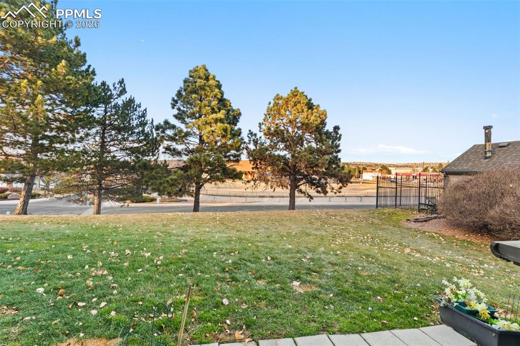 Image 18 of 19: Yard