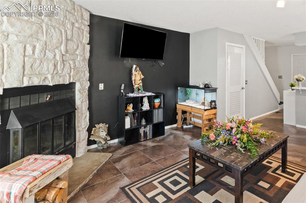 Image 2 of 19: Living Room