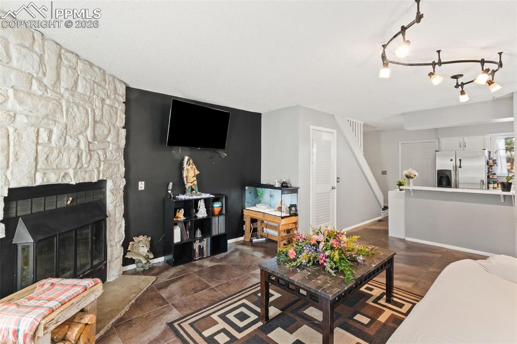 Image 3 of 19: Living Room