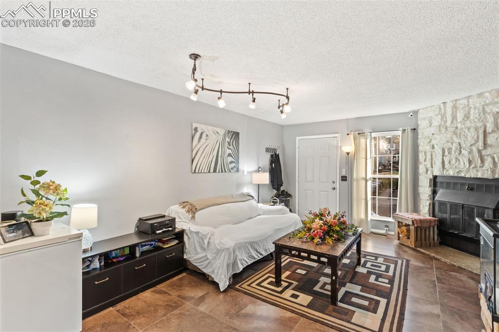 Image 4 of 19: Living Room