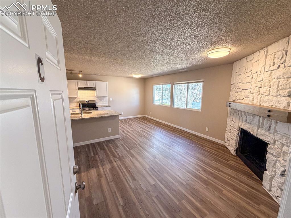 Image 22 of 35: Living Room