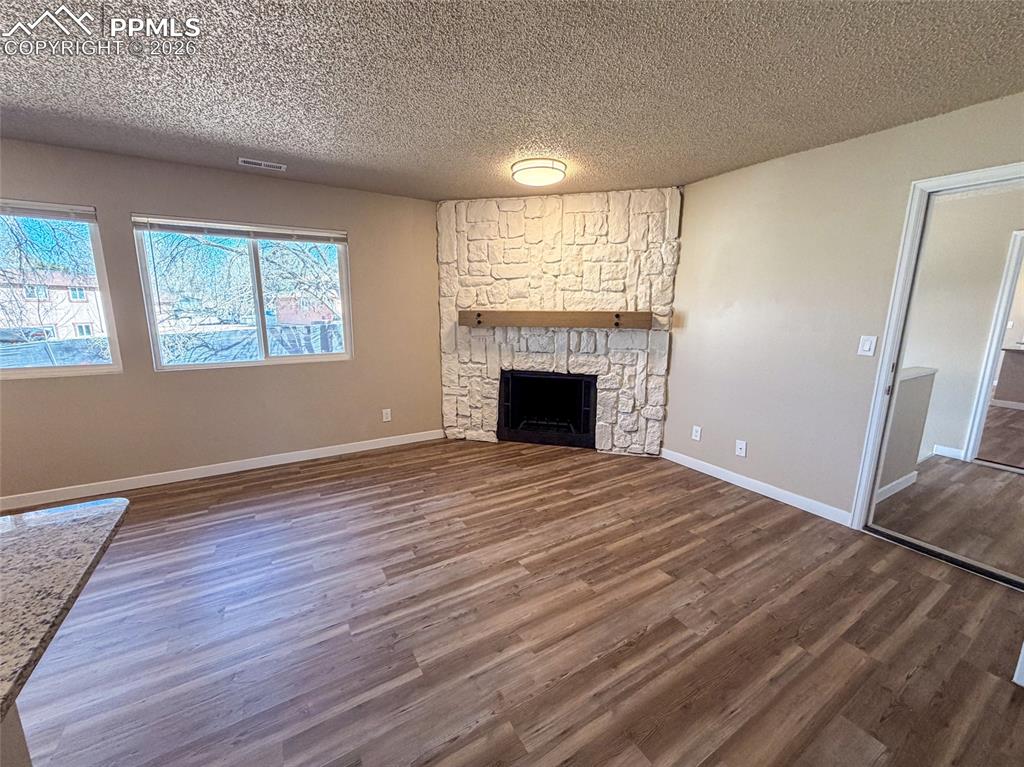 Image 23 of 35: Living Room